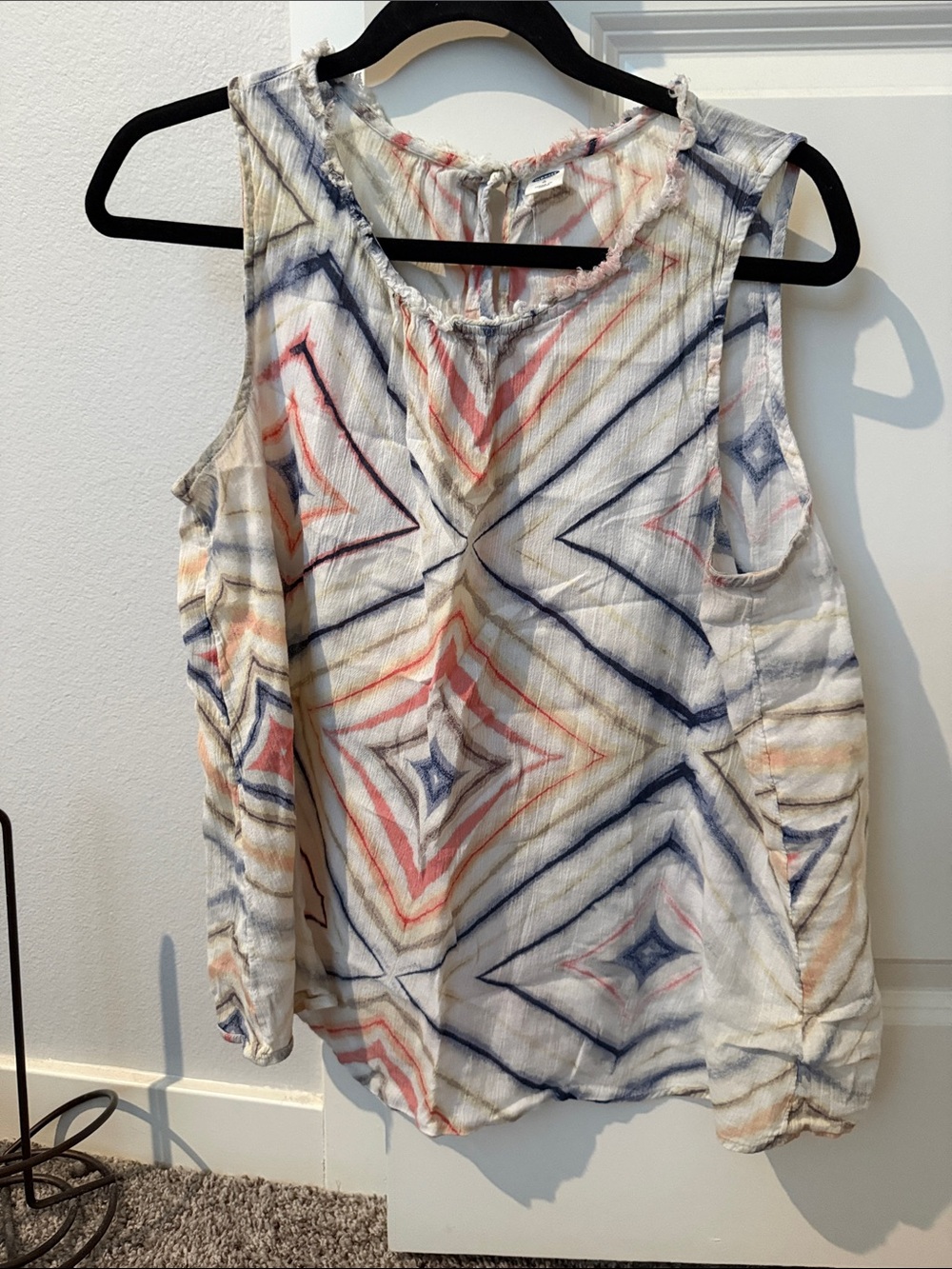 Old Navy Geometric Sleeveless Tank in Cream, Navy & Coral